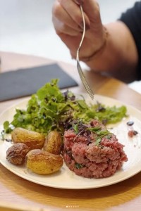 Chez Pierre : gastronomie, inclusion et une visite surprise de Paul Mirabel
