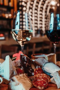 Les Membres Marseillais, le bar à vins incontournable