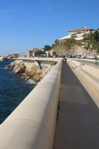 Le plus long banc du monde est sur la Corniche ?