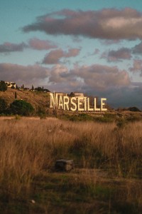 Des lettres géantes affichent Marseille comme à Hollywood