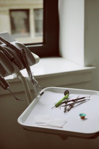 Le cabinet de Lionel Guedj : ce dentiste a mutilé des centaines de patients !