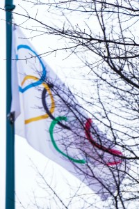 La confection du tout premier drapeau olympique au Bon Marché