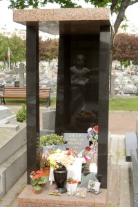 La tombe de Coluche au cimetière de Montrouge