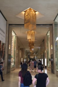 Carrousel du Louvre : entre luxe, histoire et drame terroriste