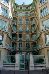 Façade insolite : un bord de mer normand en plein Paris !
