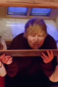 Ed Sheeran fait la fête ici dans son clip Perfect