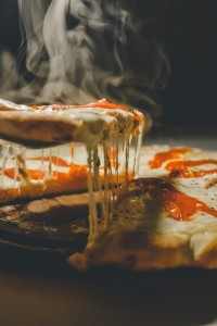 Chez Arnaud : une pizzeria légendaire où l’on vient autant pour la cuisine que pour l’ambiance